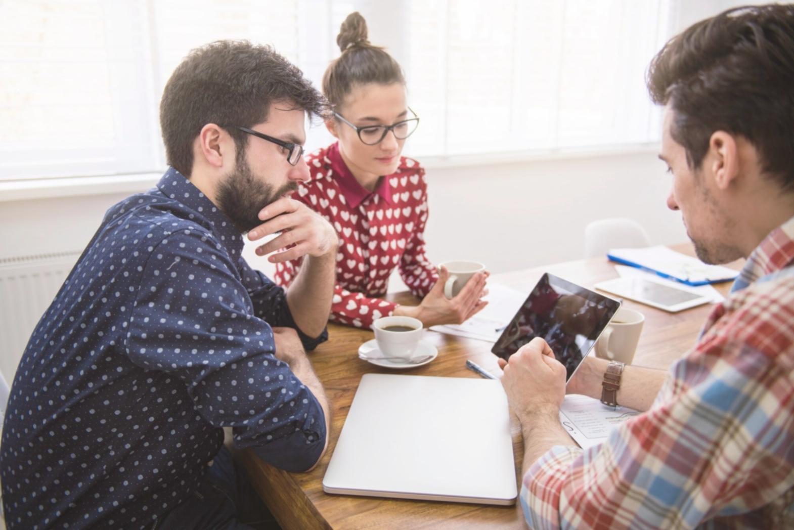 Teilnehmer arbeiten gemeinsam an Finanzplänen